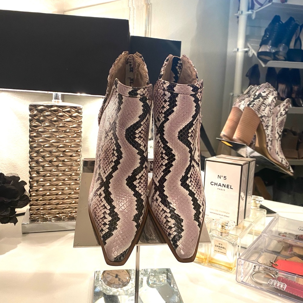 Vince Camuto DELSIMBA Snake Print
Ankle Boot Size:5